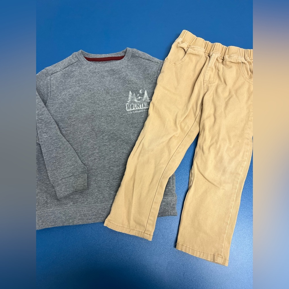 Sweatshirt & khaki pants set